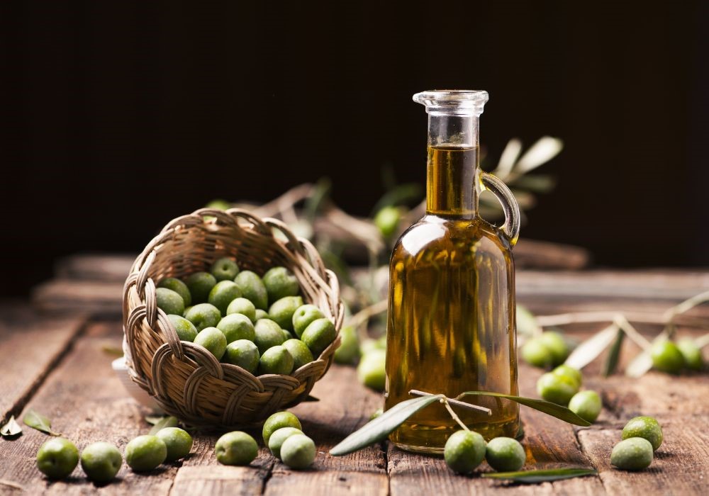 olio e olive verdi su tavolo