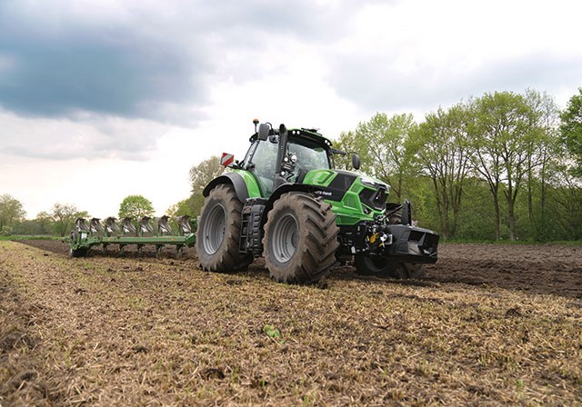 trattore Deutz-Fahr in campo aperto